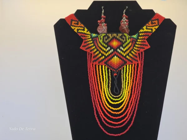 Collar rojo y amarillo artesanal - Imagen 2
