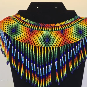 Collar artesanal de chaquira con diseño circular y flecos multicolor