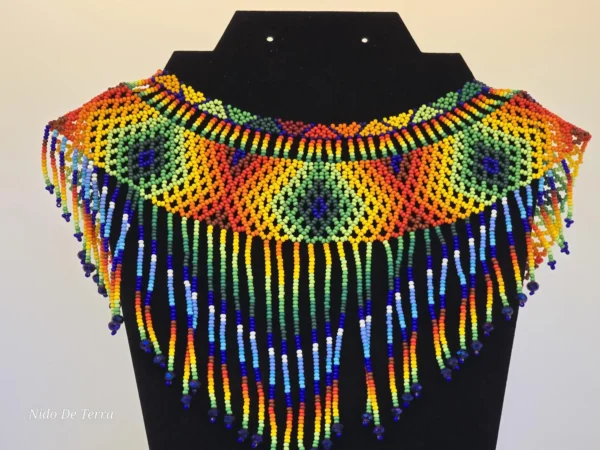 Collar artesanal de chaquira con diseño circular y flecos multicolor