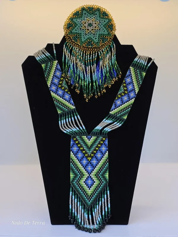 Collar y aretes de chaquira en tonos azul y dorado - Imagen 2
