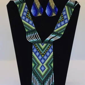 Collar y aretes de chaquira en tonos azul y dorado