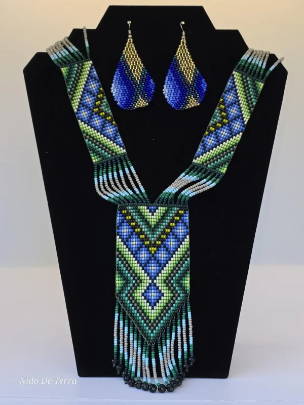 Collar y aretes de chaquira en tonos azul y dorado - Imagen 3
