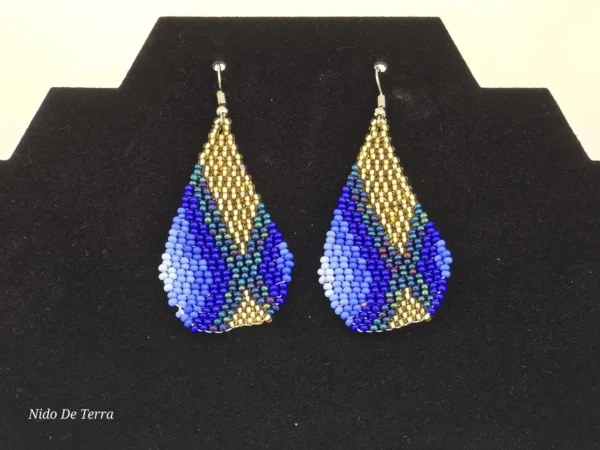 Collar y aretes de chaquira en tonos azul y dorado - Imagen 4