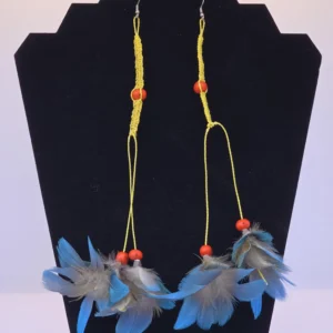 Aretes largos de plumas
