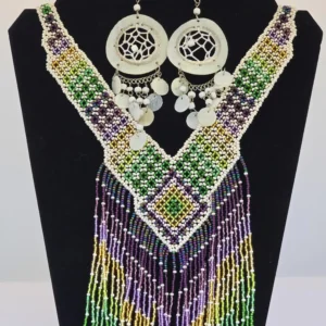 Collar y aretes de chaquira en tonos verde y morado