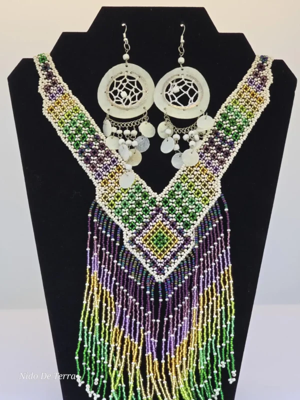 Collar y aretes de chaquira en tonos verde y morado