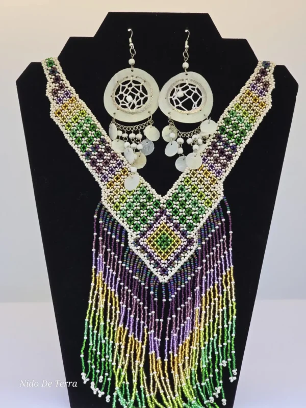 Collar y aretes de chaquira en tonos verde y morado - Imagen 2