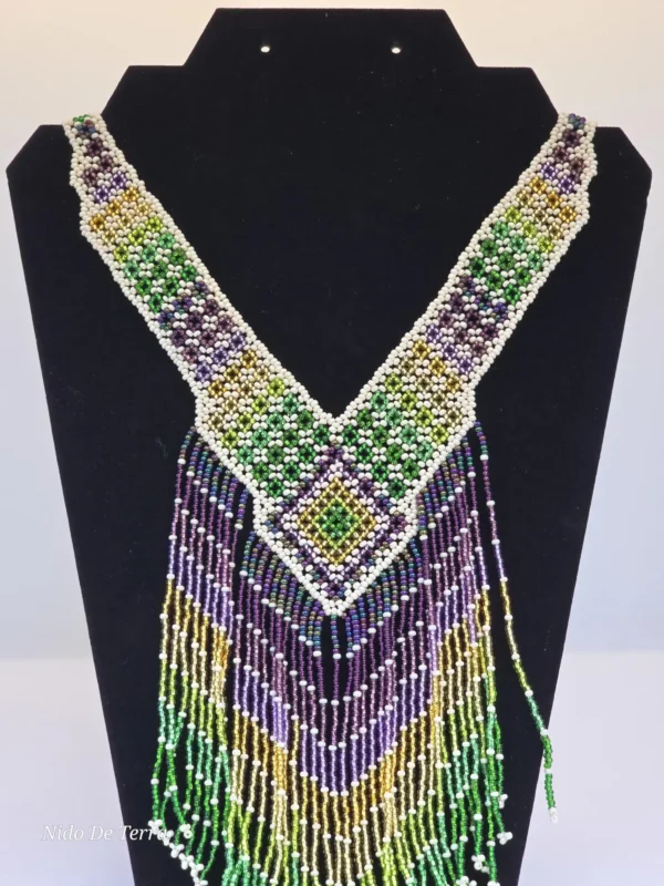 Collar y aretes de chaquira en tonos verde y morado - Imagen 5