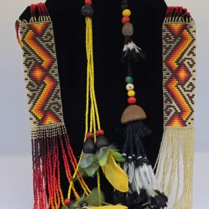Collares y aretes artesanales con plumas y chaquira multicolor
