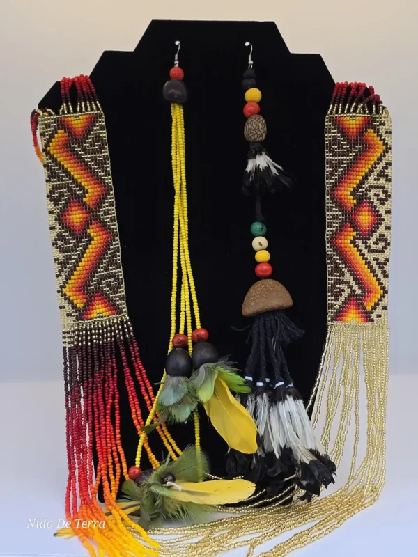 Collares y aretes artesanales con plumas y chaquira multicolor