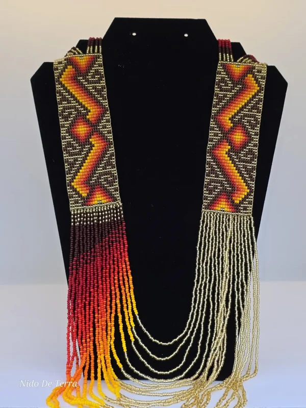 Collares y aretes artesanales con plumas y chaquira multicolor - Imagen 4