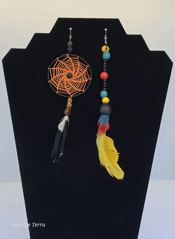 Collares y aretes artesanales con plumas y chaquira multicolor - Imagen 5