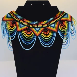 Collar y aretes de chaquira en azul, blanco y dorado