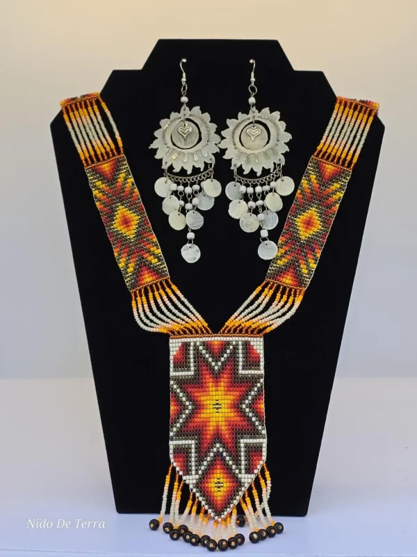 Collar y aretes artesanales en tonos tierra