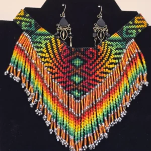 Aretes y collar de cuentas colgantes