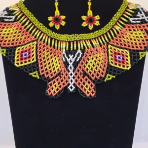 Juego de aretes y collar multicolor