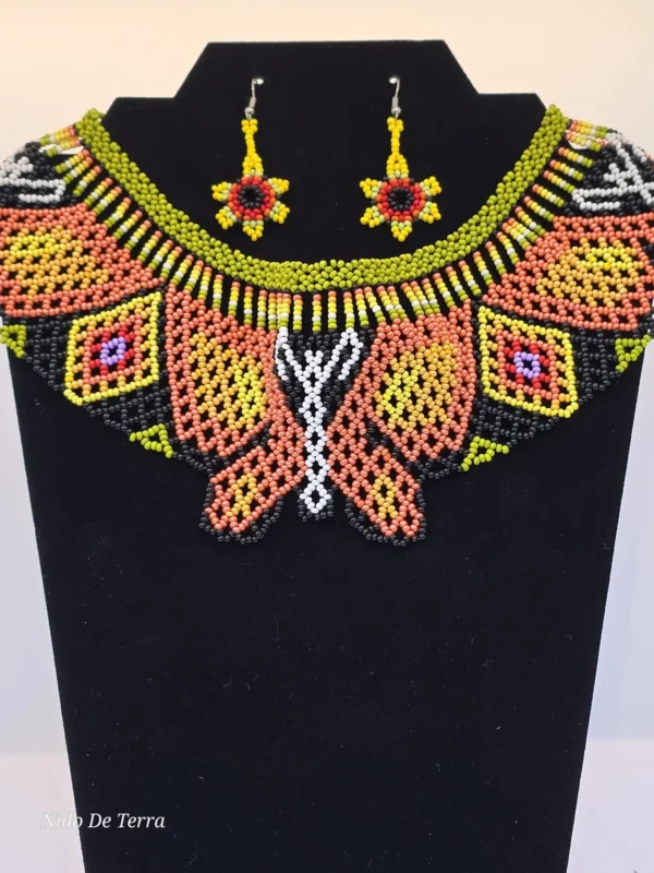 Juego de aretes y collar multicolor