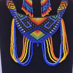 Juego de collar y aretes de cuentas coloridas