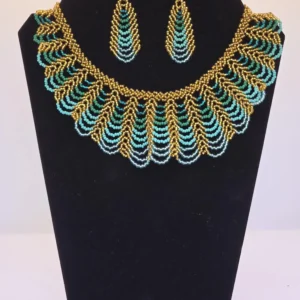 juego de collar y aretes de cuentas doradas y turquesas