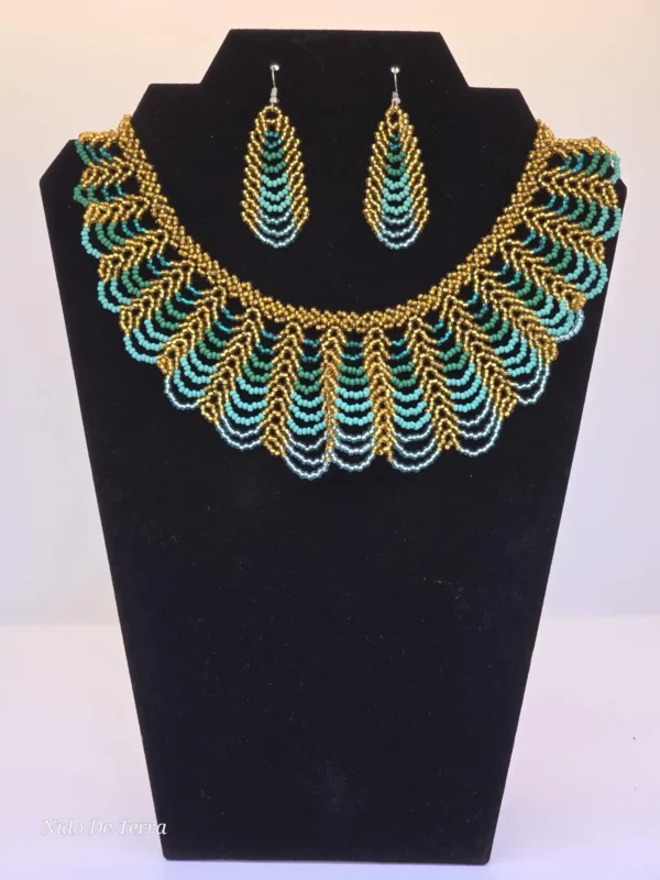 juego de collar y aretes de cuentas doradas y turquesas - Imagen 2