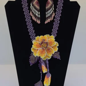 Juego de collar largo con flor amarilla y aretes de cuentas moradas