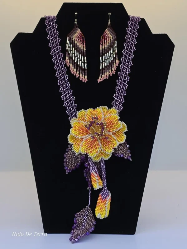 Juego de collar largo con flor amarilla y aretes de cuentas moradas - Imagen 2