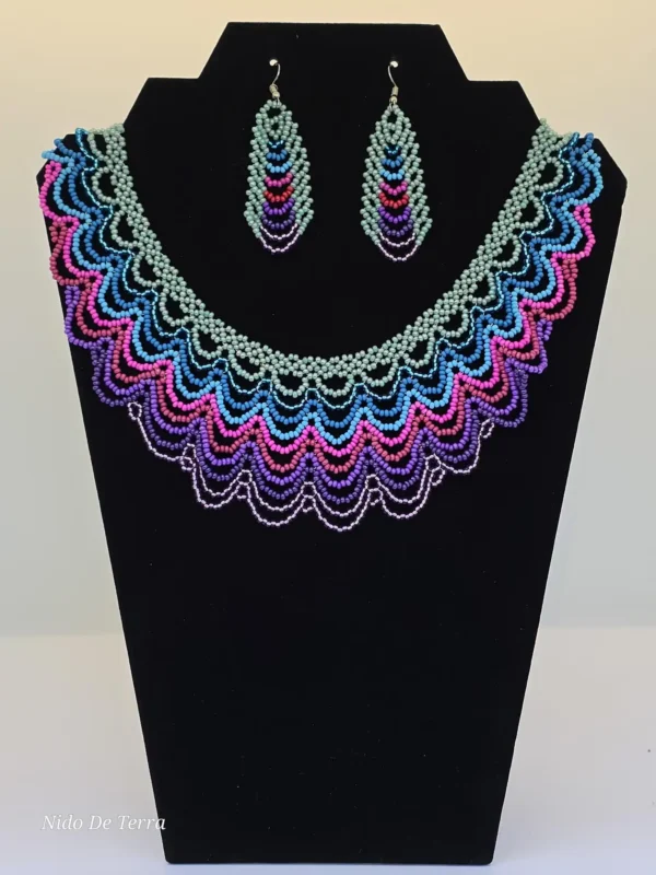 Juego de collar y aretes de cuentas multicolor