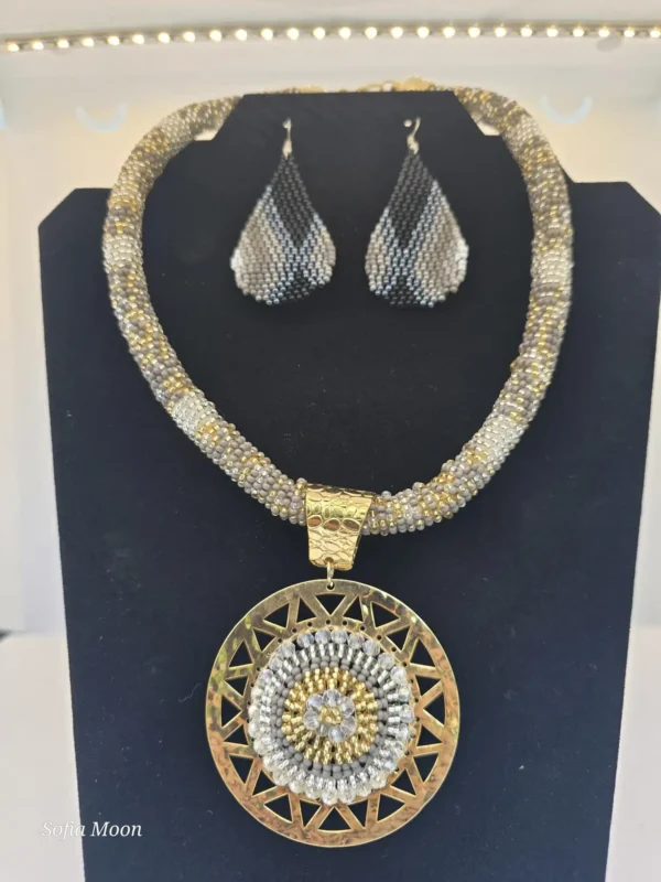 Juego de collar con dije circular y aretes de cuentas gris y dorado - Imagen 12