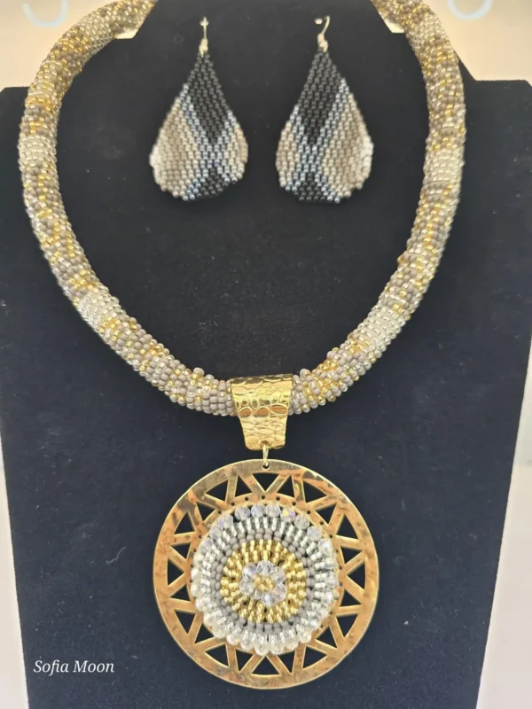 Juego de collar con dije circular y aretes de cuentas gris y dorado - Imagen 17