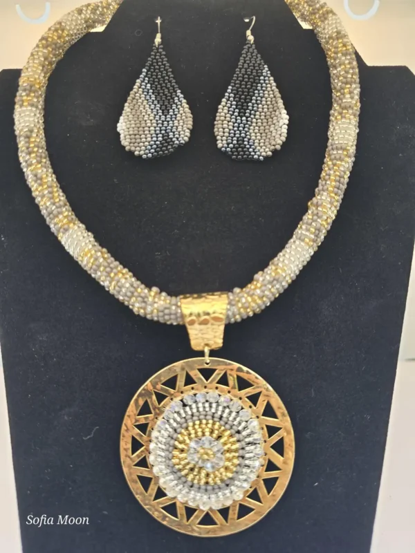 Juego de collar con dije circular y aretes de cuentas gris y dorado - Imagen 18