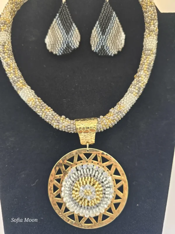 Juego de collar con dije circular y aretes de cuentas gris y dorado - Imagen 19
