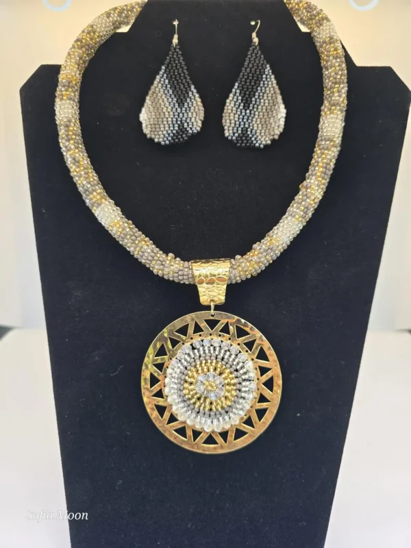 Juego de collar con dije circular y aretes de cuentas gris y dorado - Imagen 3