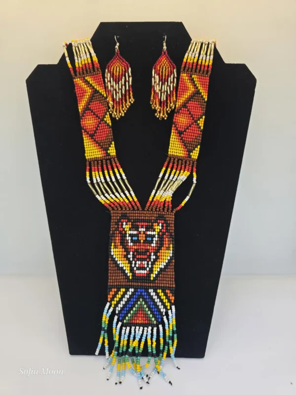 Juego de collar con diseño de jaguar y aretes de cuentas