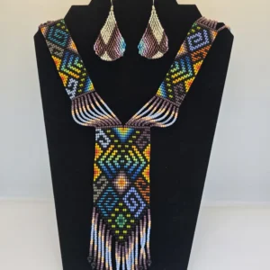 Juego de collar y aretes de cuentas geométricas