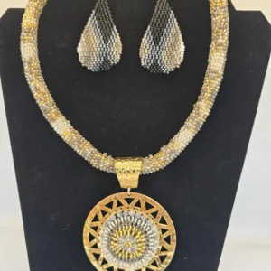 Juego de collar con dije circular y aretes de cuentas gris y dorado