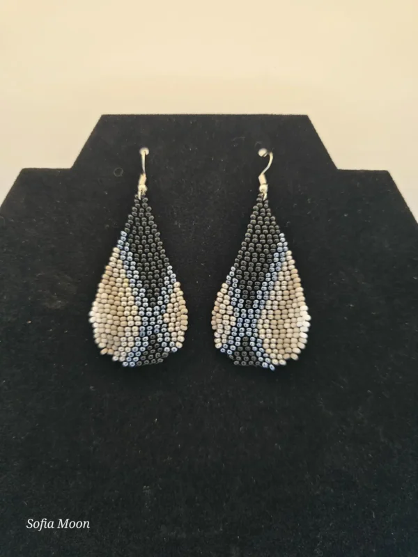 Juego de collar con dije circular y aretes de cuentas gris y dorado - Imagen 5