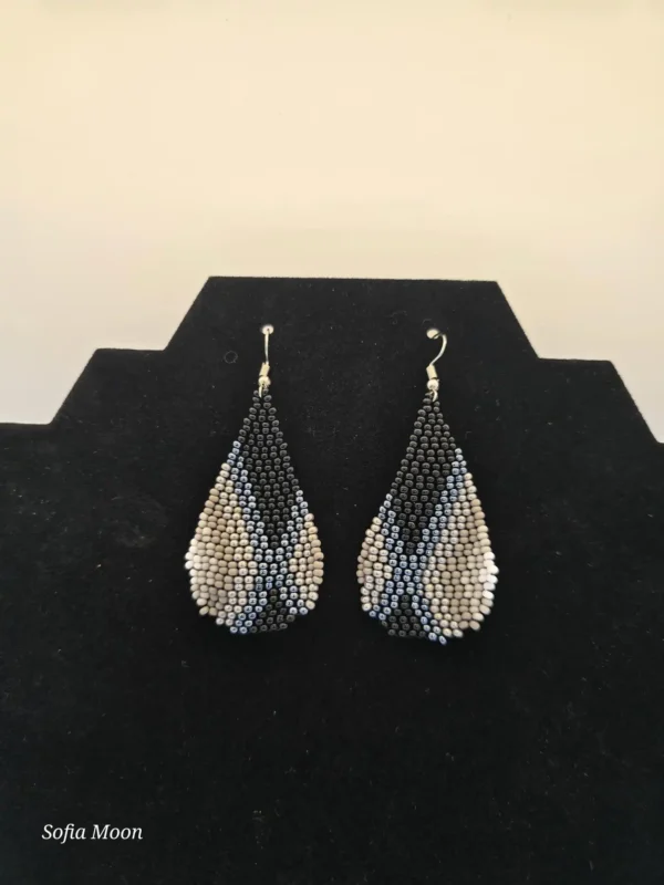 Juego de collar con dije circular y aretes de cuentas gris y dorado - Imagen 6