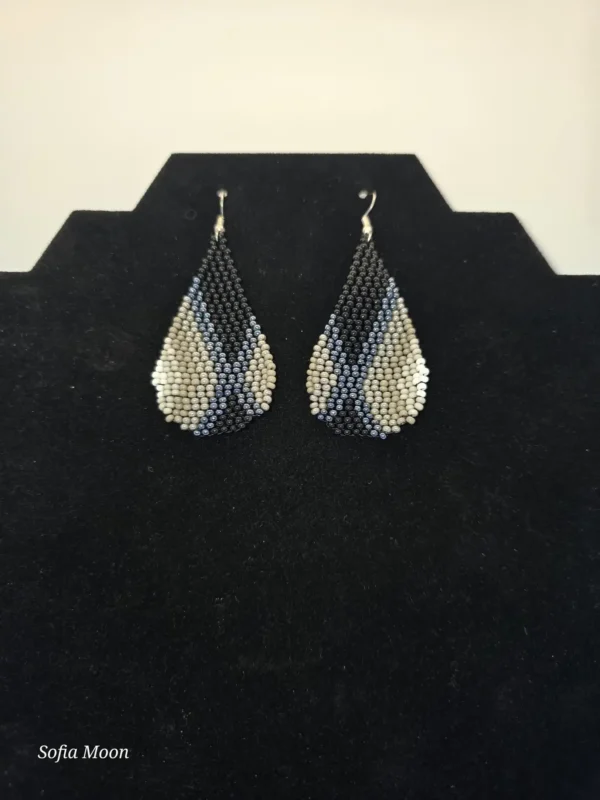 Juego de collar con dije circular y aretes de cuentas gris y dorado - Imagen 8