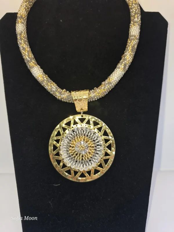 Juego de collar con dije circular y aretes de cuentas gris y dorado - Imagen 11