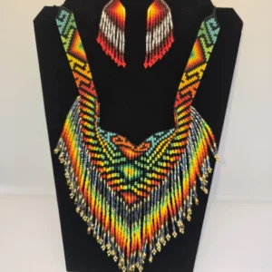 Juego de collar ancho y aretes de cuentas con flecos de colores