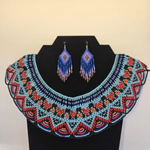 Juego de gargantilla y aretes con diseño floral