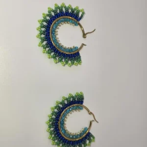 Aretes de argolla con cuentas azules y verdes