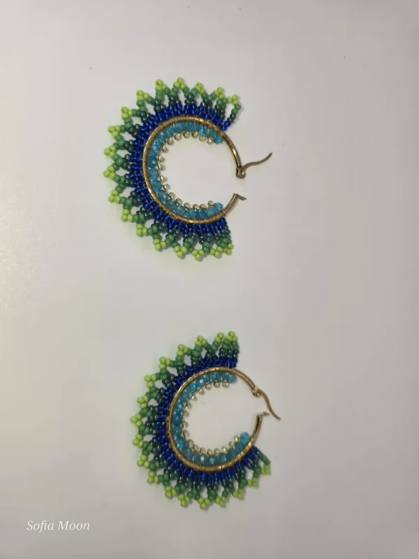 Aretes de argolla con cuentas azules y verdes