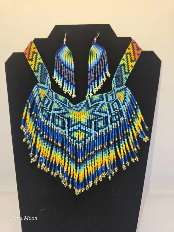 Juego de collar y aretes con flecos azules y amarillos