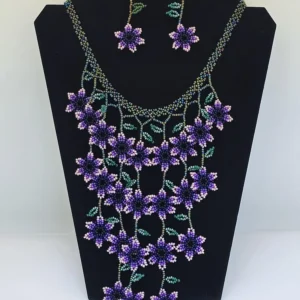 Juego de collar y aretes de cuentas con flores moradas