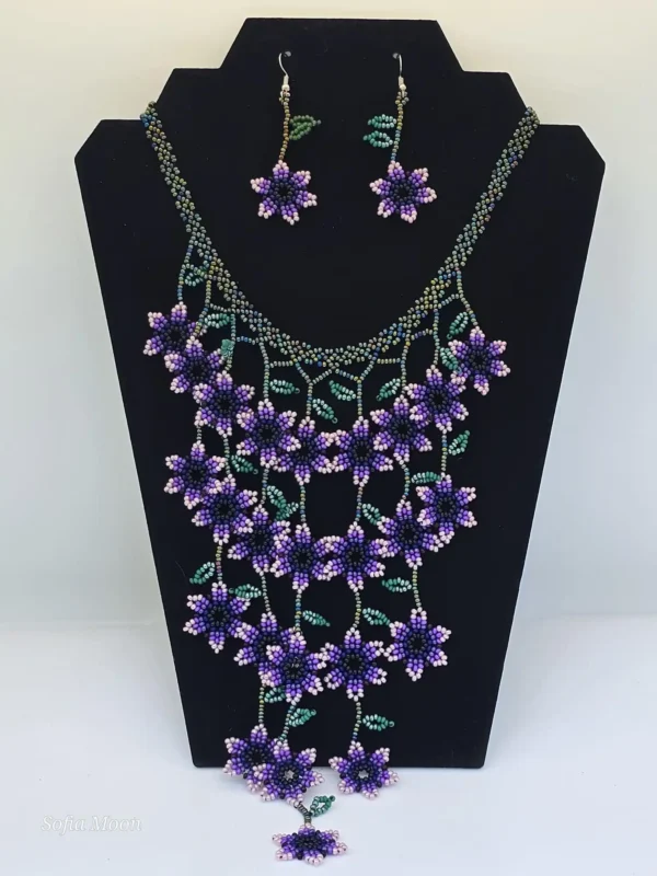 Juego de collar y aretes de cuentas con flores moradas