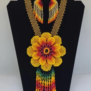 Juego de collar con flor amarilla grande y aretes de cuentas