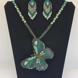 Juego de collar con dije de mariposa y aretes de cuentas verdes