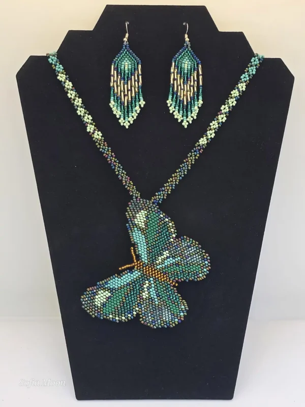 Juego de collar con dije de mariposa y aretes de cuentas verdes - Imagen 2
