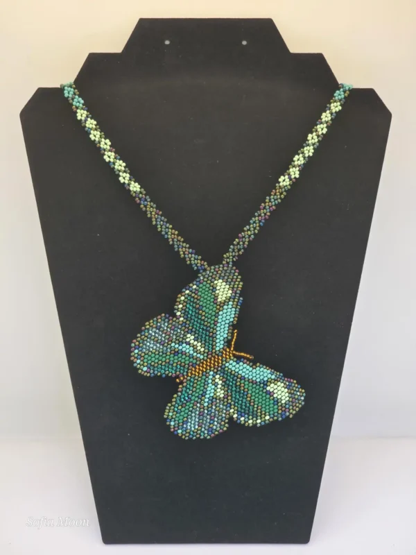 Juego de collar con dije de mariposa y aretes de cuentas verdes - Imagen 4